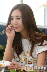 组图：韩星G.NA录中国节目大口吃意面