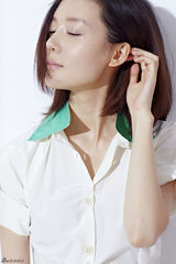 组图：车晓夏日写真白裙优雅 自在享受阳光