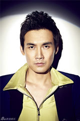 组图：张铎新写真潮范儿足 演绎撞色新时尚