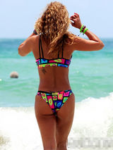 组图：美女教练珍妮佛海边戏球 湿身秀凹凸曲线