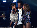 组图：Jay-Z抱女现身MTV 捧场碧昂斯破婚变传闻