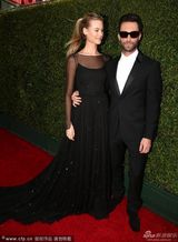 组图：魔力红主唱亚当-莱文携爱妻现身红毯