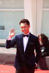 组图：《亲爱的》红毯 赵薇长裙飘逸郝蕾穿黑裙