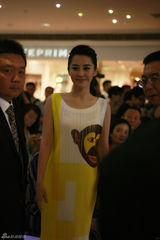 组图：许晴亮相时尚活动 靓丽俏皮人气爆棚