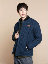 组图：柳演锡户外写真 帅气随性展暖男笑容