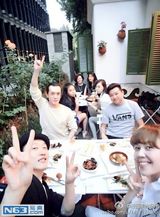 组图：哈文全家与友聚会 李咏与女儿关系似朋友