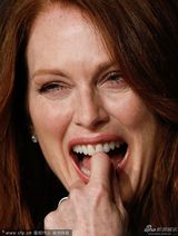 组图：《星图》朱丽安摩尔卖萌 加顿捂裙险走光