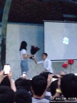 组图：大四男生求婚老师 毕业不带学妹带老师