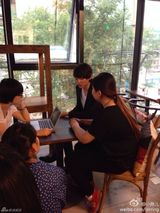 组图：古川雄辉北京拍戏 女主张辛苑贴心送麻将