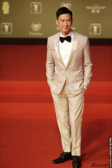 组图：颁奖嘉宾张家辉亮相 米色西装配领结帅气