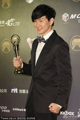 组图：戴佩妮夺2奖成大赢家 掌掴歌王林俊杰