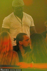 组图：一秒变回美男子！莱昂纳多夜店帅气泡妞