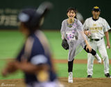 组图：石原里美棒球发球式 左手发球英姿飒爽