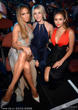 组图：MTV现场搞怪不断 上演女女热吻秀恩爱