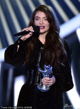 组图：麻辣鸡露半球地上翻滚 斯威夫特甩头热舞