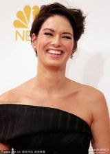 组图：琳娜-海蒂优雅裙装亮相艾美红毯