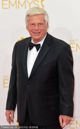 组图：《广告狂人》罗伯特-莫尔斯现身艾美红毯