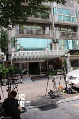 独家：柯震东面无表情步出台北家门出席记者会