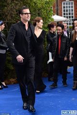 组图：皮特朱莉情侣装恩爱亮相 牵手深情对望