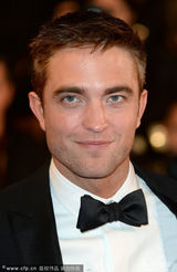 组图：《沙海漂流人》首映 希尔顿蓬蓬裙扮少女