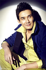 组图：张铎新写真潮范儿足 演绎撞色新时尚