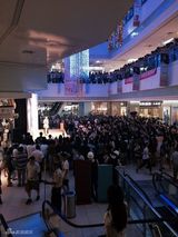 组图：《吸血鬼日记》妮娜中国行私照 美艳俏丽