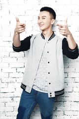 组图：牛骏峰时尚暖男写真鬼马俏皮