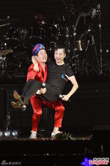 组图：多变哈林(庾澄庆)唱金曲 登小巨蛋万人同欢