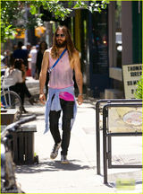 组图：莱托满脸络腮胡大叔味醇厚 粉背心显骚气