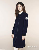 组图：李宝英写真 长款大衣穿出别样女性美