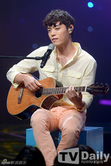 组图：f(x)爵士装热情献唱 夺冠激动互拥