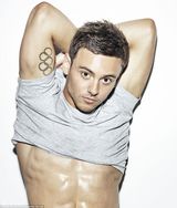 组图：汤姆-戴利湿身半裸 秀六块腹肌人鱼线