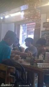 组图：隆诗牵手游丽江 吴奇隆贴心为女友夹菜