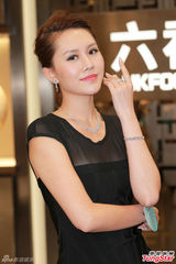 组图：港姐十强优雅秀首饰 黑纱裙美腿隐现