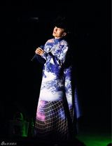 组图：张杰个唱努力玩时尚 中弹装花长袍上身