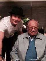 组图：张纪中携胡军黄晓明李亚鹏拜访金庸