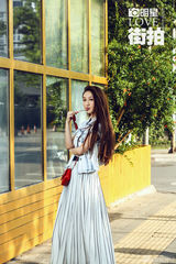 明星爱街拍：戚薇力挺晒搭配 灰色套裙时尚帅真