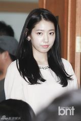 组图：朴信惠参加产权模拟审判 表情严肃认真