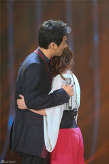 组图：小沈阳为爱妻沈春阳献歌 多亮携北舞校花共舞