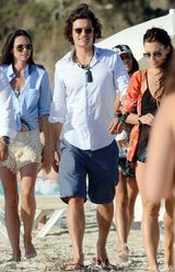 组图：奥兰多-布鲁姆携辣妹度假 狂扭小腰助兴