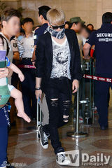 组图：韩团JYJ赴京开唱 黑超照面酷帅