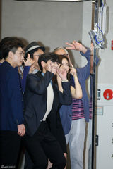 独家：崔丹尼尔宣传新片戴眼镜似哈利波特