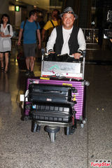 组图：众星峇里岛婚宴归来 曾志伟证实宾客自费