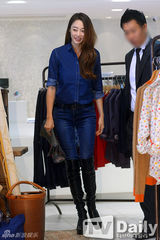 组图：少女时代Sunny牛仔衬衫配抹胸 秀性感小蛮腰