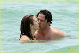 组图：凯特-沃什身材走样 与男友甜蜜戏水