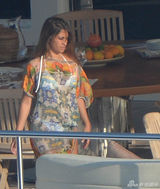 组图：梅西乘游艇出海玩跳水 娇妻浑圆美臀惹火