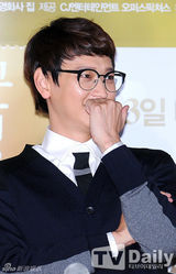 宋慧乔逃税风波后首现身 黑衣低调显憔悴