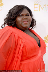 组图：加布蕾-丝迪贝红裙亮相艾美红毯