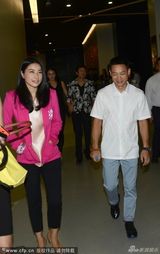 组图：郭晶晶粉嫩亮相与杨威热聊 似交流育儿经