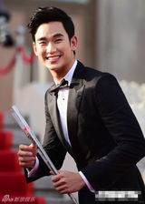 组图：全智贤百想低胸绣花粉裙唯美 金秀贤呆萌